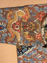 Une robe imp&eacute;riale en kesi &agrave; d&eacute;cor de huit dragons &agrave; cinq griffes sur fond brun, prob. Jiaqing, 1&egrave;re moiti&eacute; du 19&egrave;me